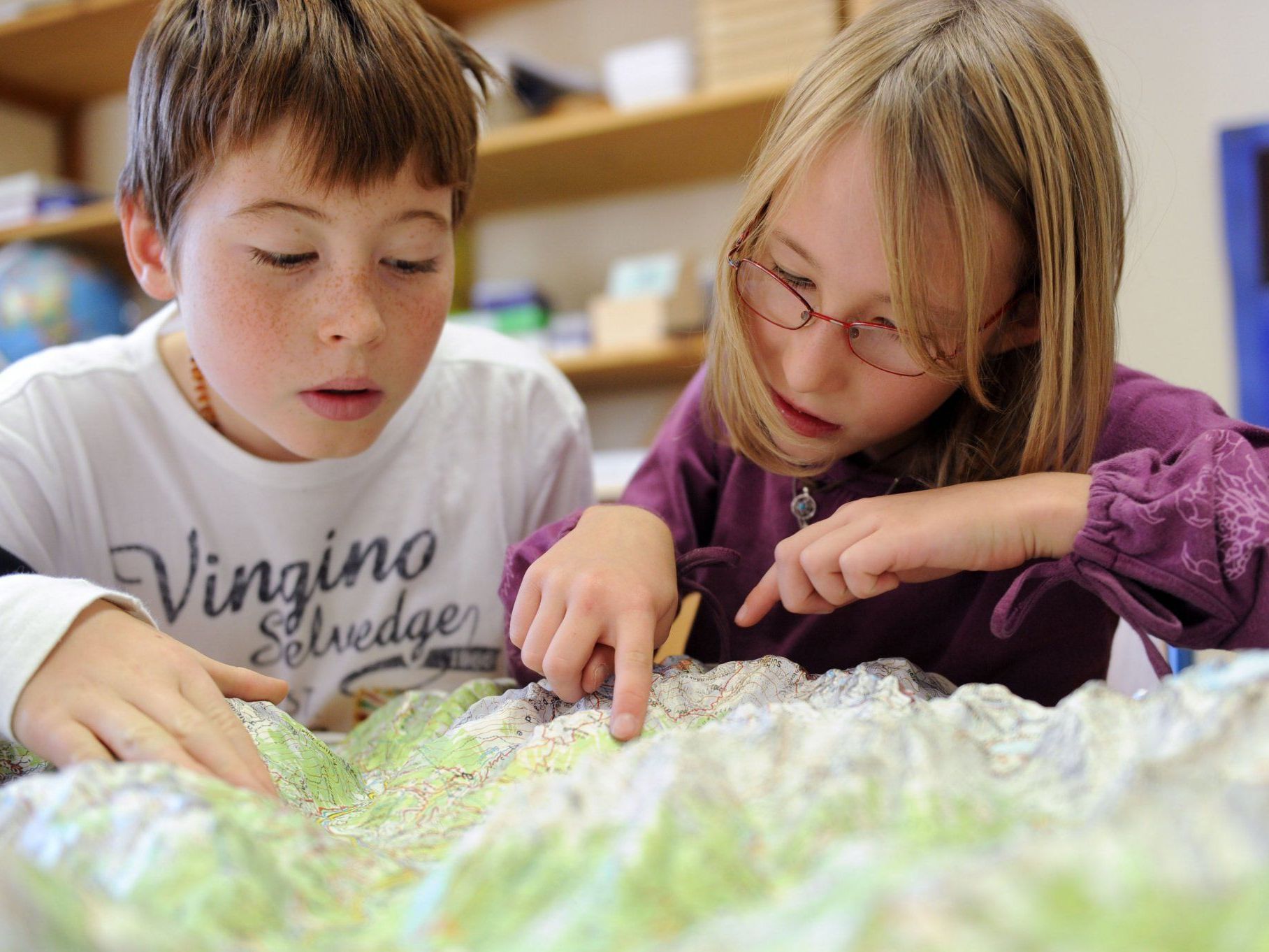 Im Montessori Zentrum Oberland wird der Lernstoff selbst erarbeitet. Im Montessori Zentrum Oberland wird der Lernstoff selbst erarbeitet.