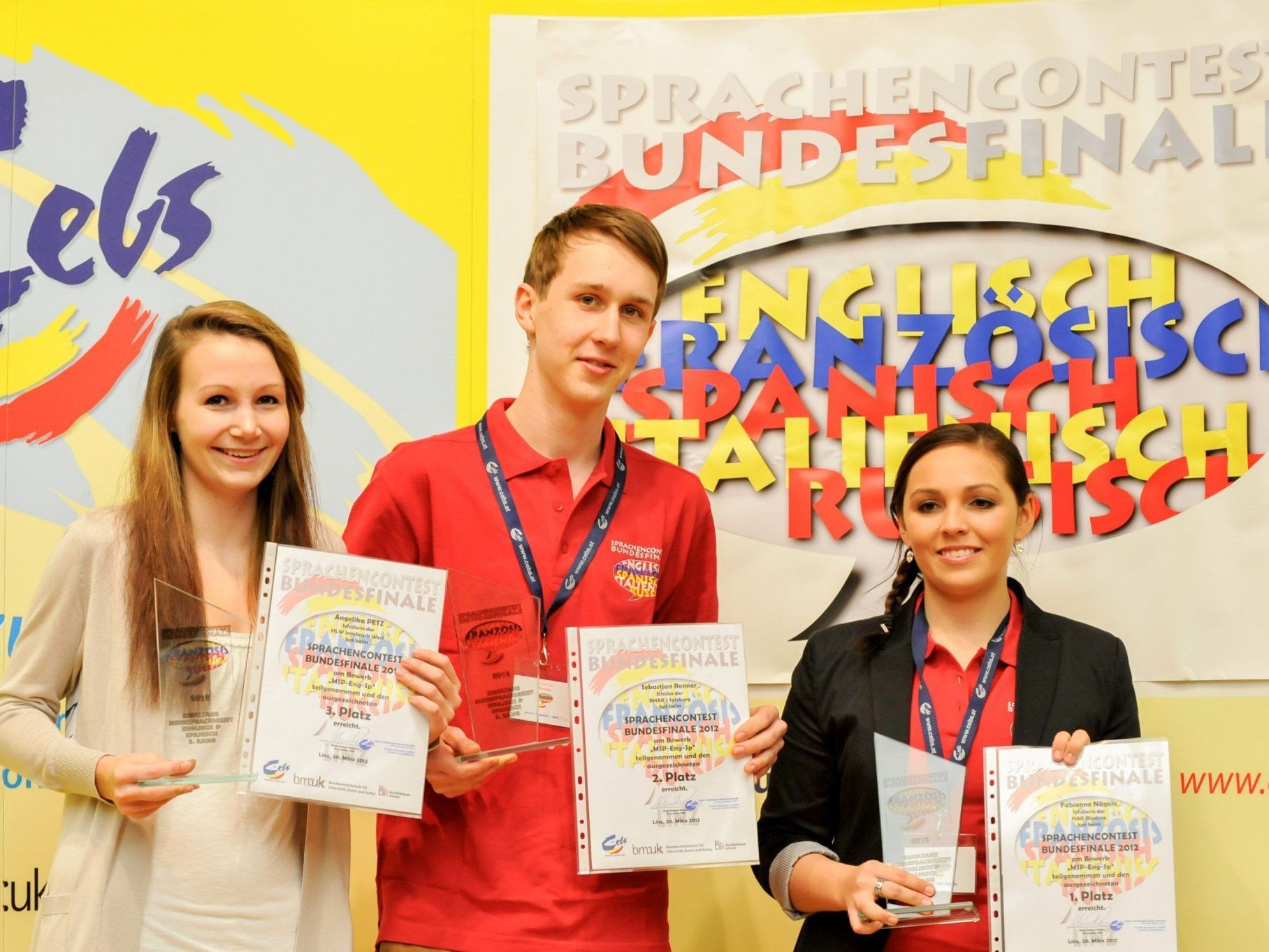 Fabienne Nägele (r.) von der HAK Bludenz belegte den 1. Platz im Mehrsprachenwettbewerb Englisch/Spanisch. Fabienne Nägele (r.) von der HAK Bludenz belegte den 1. Platz im Mehrsprachenwettbewerb Englisch/Spanisch.