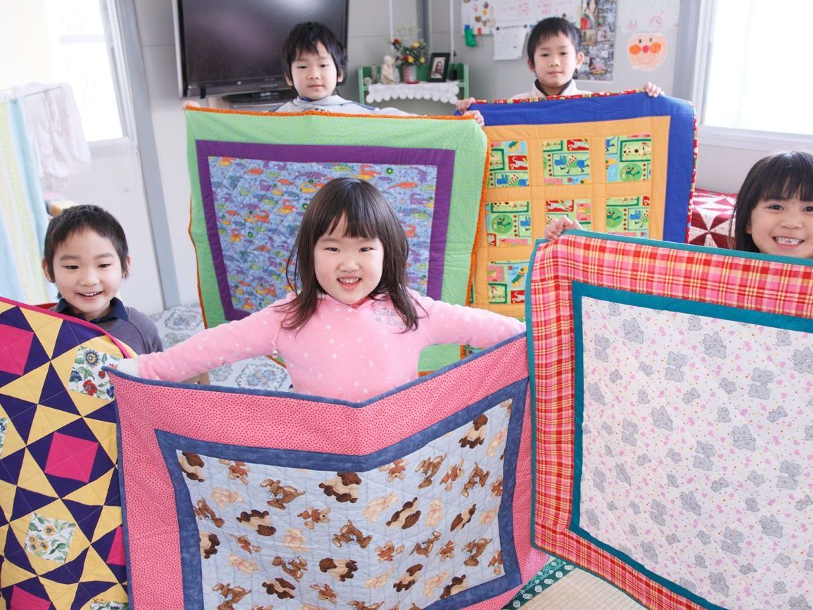 Die Kinder des Heims "Fujinosono" in ihrer vorübergehenden Unterkunft. Die Kinder des Heims "Fujinosono" in ihrer vorübergehenden Unterkunft.