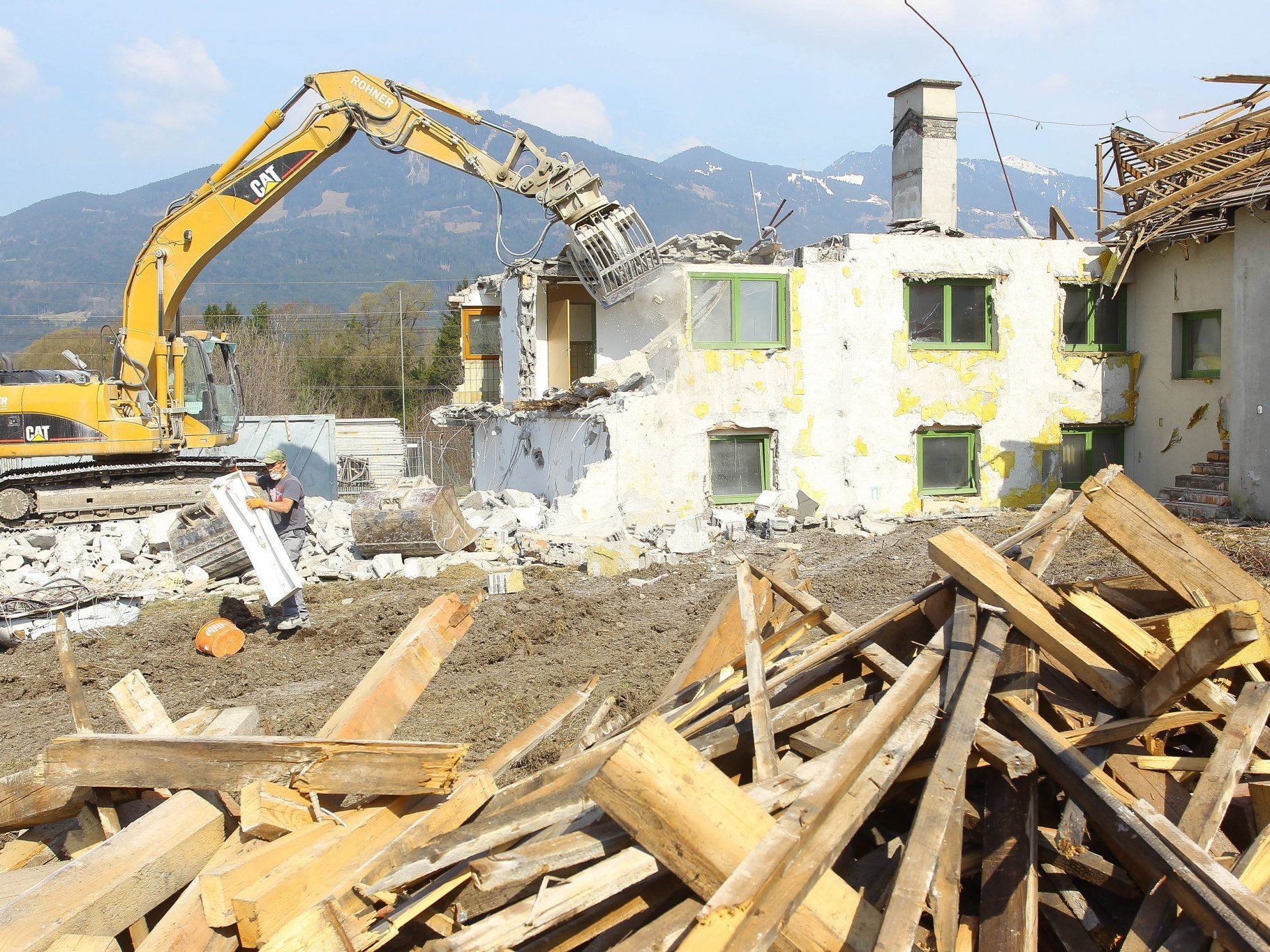 Gemeinde Nenzing lässt "Galina" abreißen. Gemeinde Nenzing lässt "Galina" abreißen.