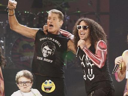 David Hasselhoff hat kein besonders glückliches Händchen bei der Auswahl seiner Bühnen-Outfits. David Hasselhoff hat kein besonders glückliches Händchen bei der Auswahl seiner Bühnen-Outfits.