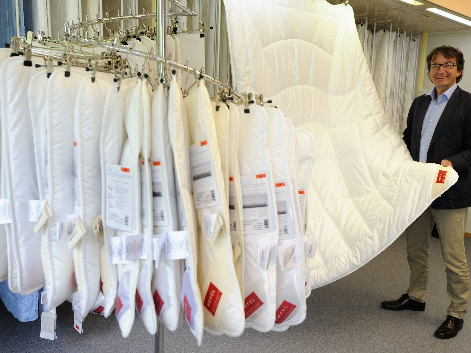 Hefel Textil produziert u. a. Bettwäsche, Steppdecken und Kissen. Hefel Textil produziert u. a. Bettwäsche, Steppdecken und Kissen.