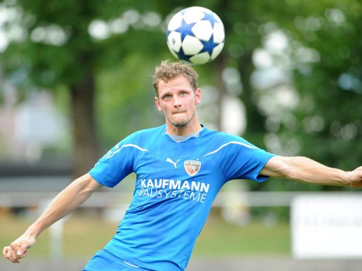 Dominik Helbock gibt am Samstag sein Debüt als Spielertrainer.