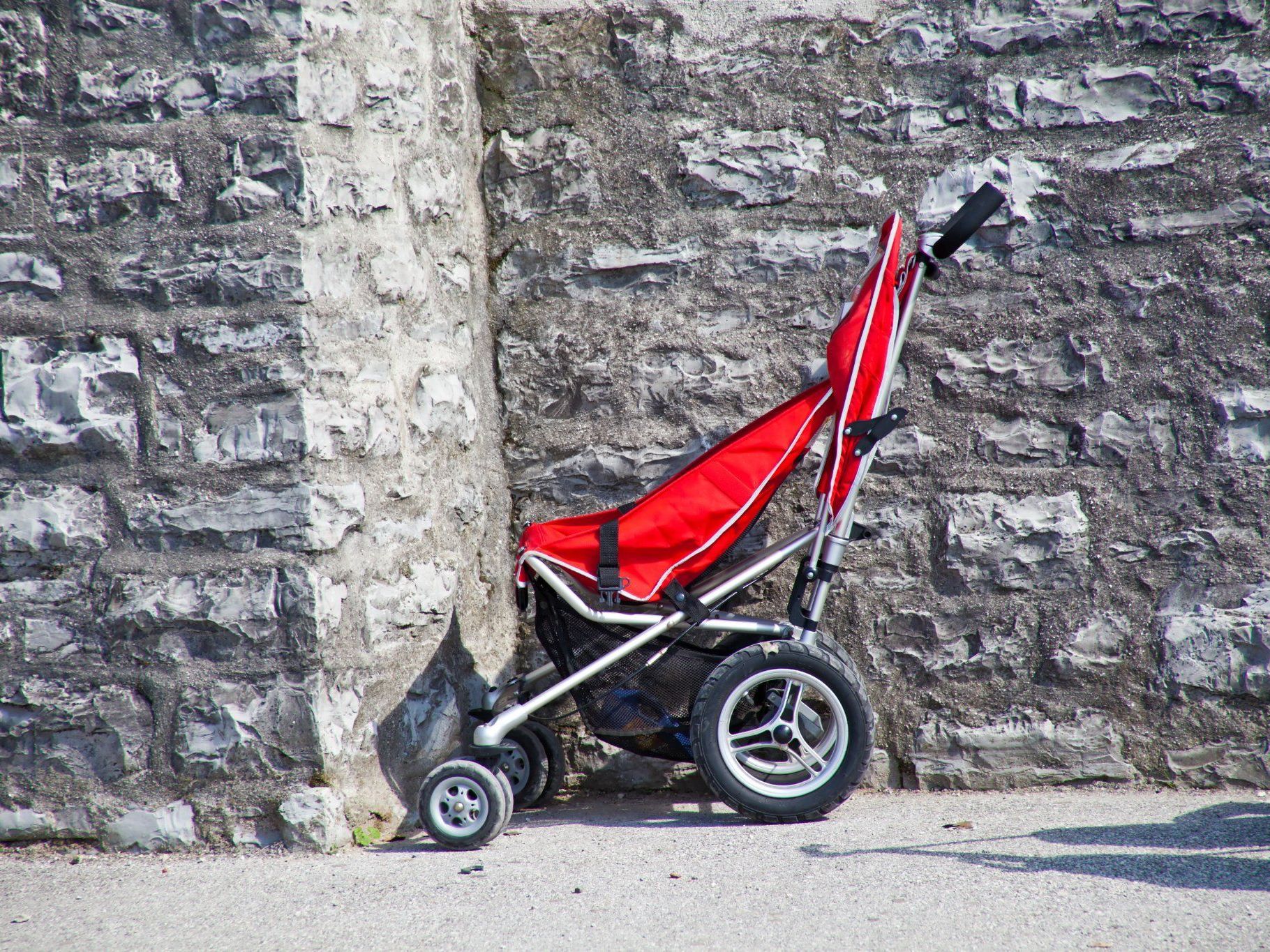 66-Jährige nahm Säugling aus Kinderwagen. 66-Jährige nahm Säugling aus Kinderwagen.