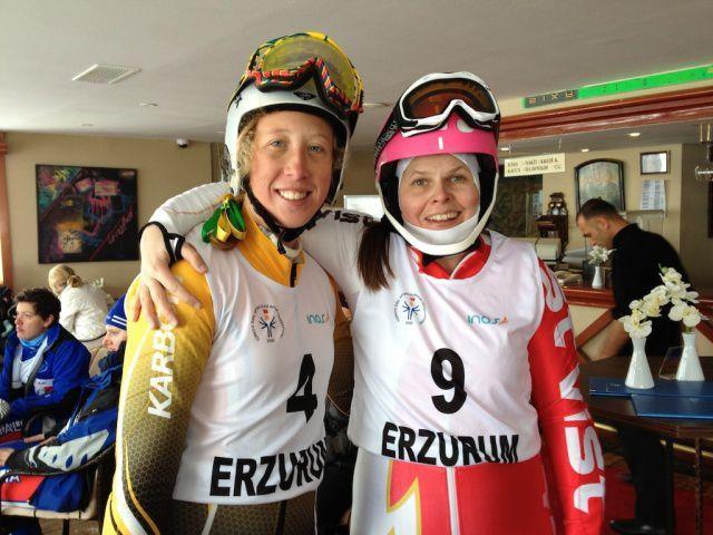 Heidi Mackowitz (rechts) mit ihrer Erzrivalin, aber guten Freundin Nicole Harris aus Australien. Während Mackowitz im Super-G gewann und Harris Zweite wurde, war es im Riesentorlauf und in der Kombination genau umgekehrt