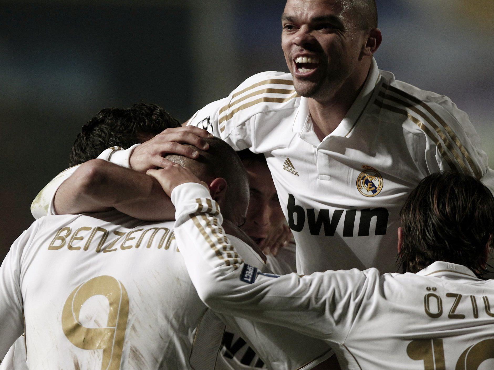 Real Madrid Spieler feiern Tore gegen APOEL Nicorsia.