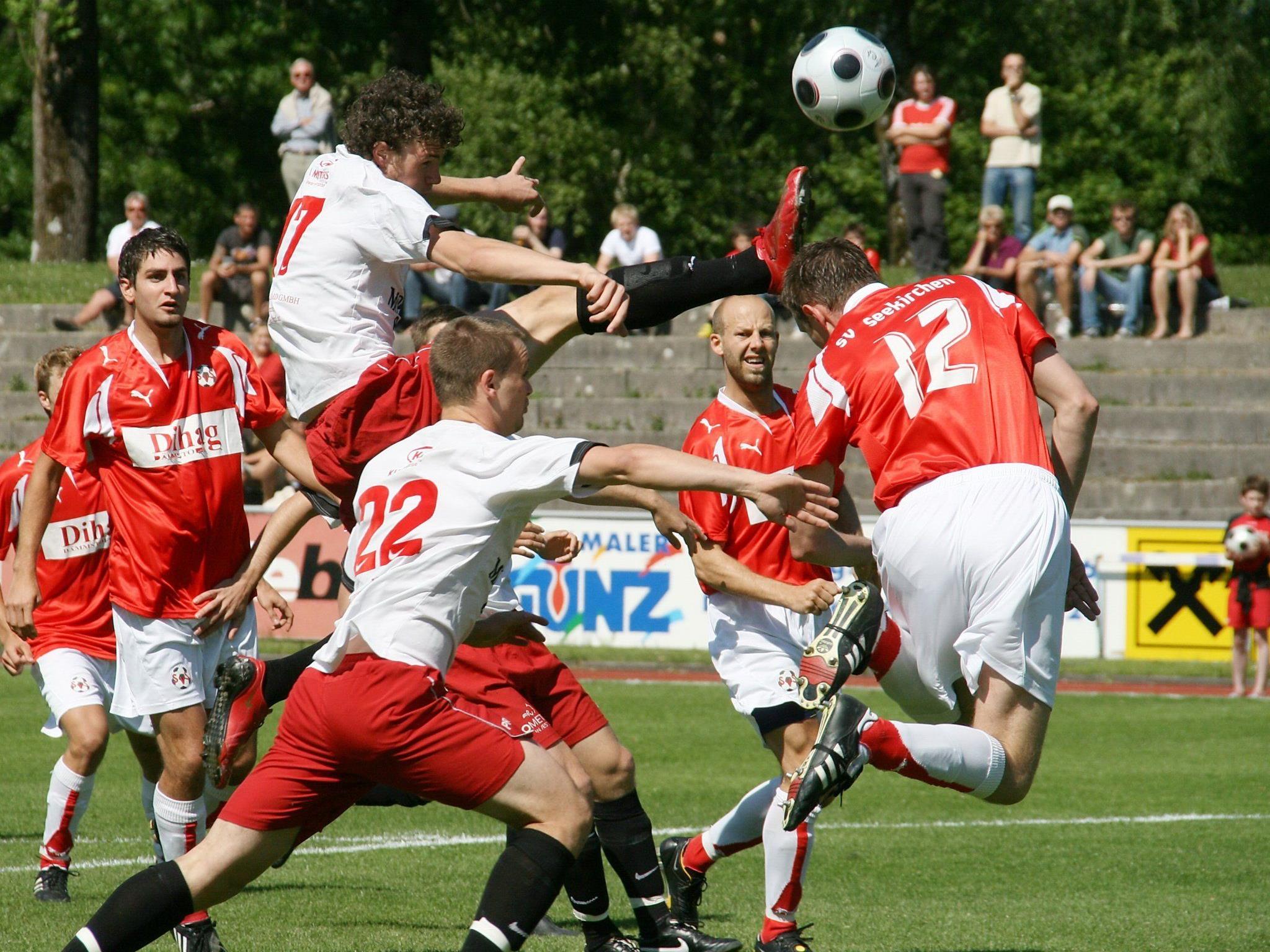 Deniz Mujic spielt mit Teamkollege Lukas Katnik in Pasching.