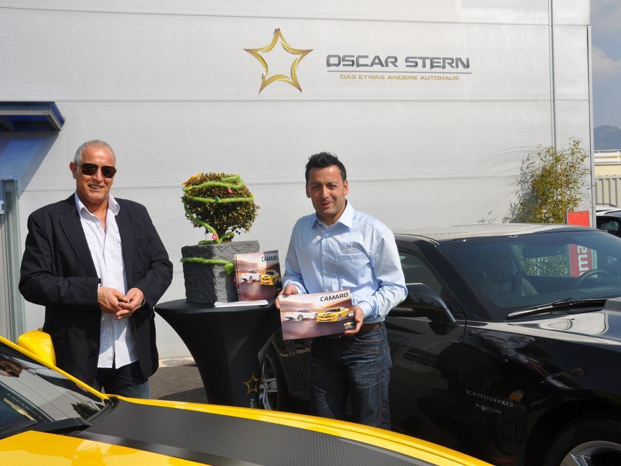 Oscar Stern (rechts) strahlte mit der Sonne um die Wette - das Interesse an der Hausmesse war groß! Oscar Stern (rechts) strahlte mit der Sonne um die Wette - das Interesse an der Hausmesse war groß!