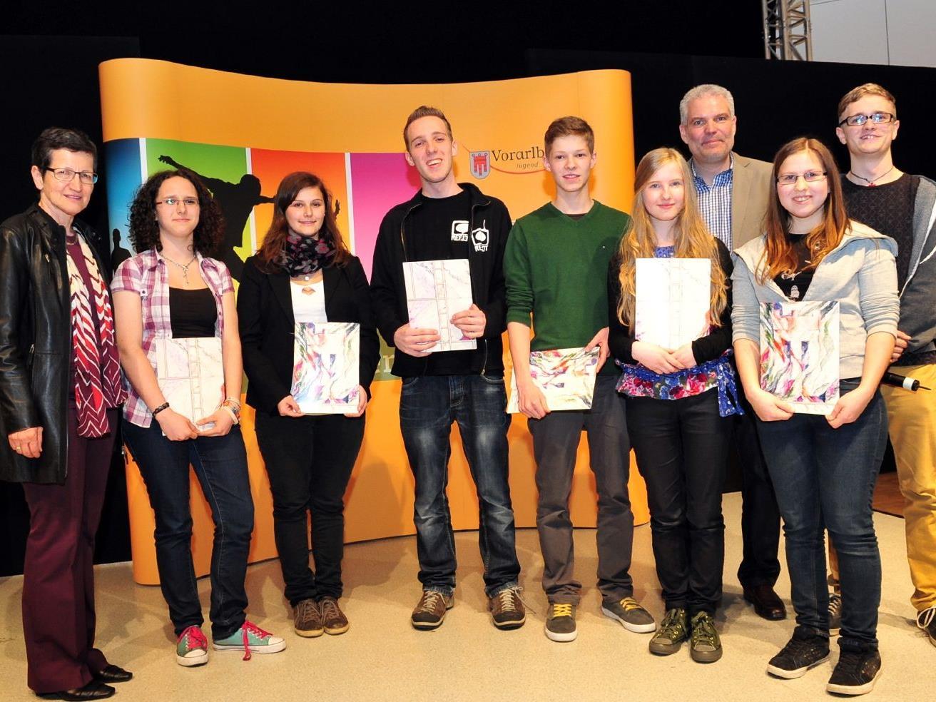 Landesrätin Schmid und Jugend-Fachbereichsleiter Thomas Müller gratulierten den Siegern des Landes-Jugendredewettbewerbes 2012