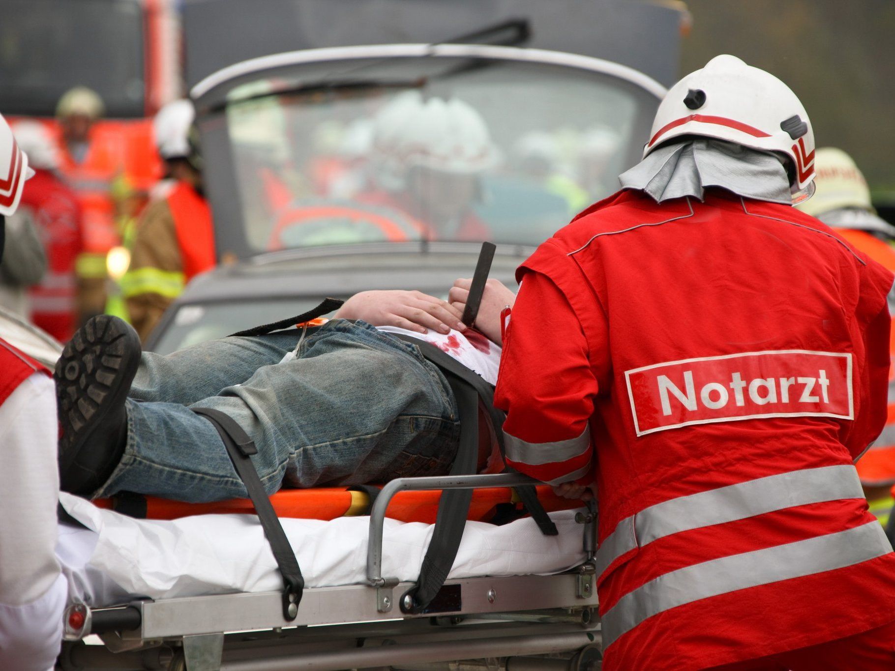 Ein Mann brach nach einem Arbeitsunfall in Wien in seinem Auto zusammen. Ein Mann brach nach einem Arbeitsunfall in Wien in seinem Auto zusammen.