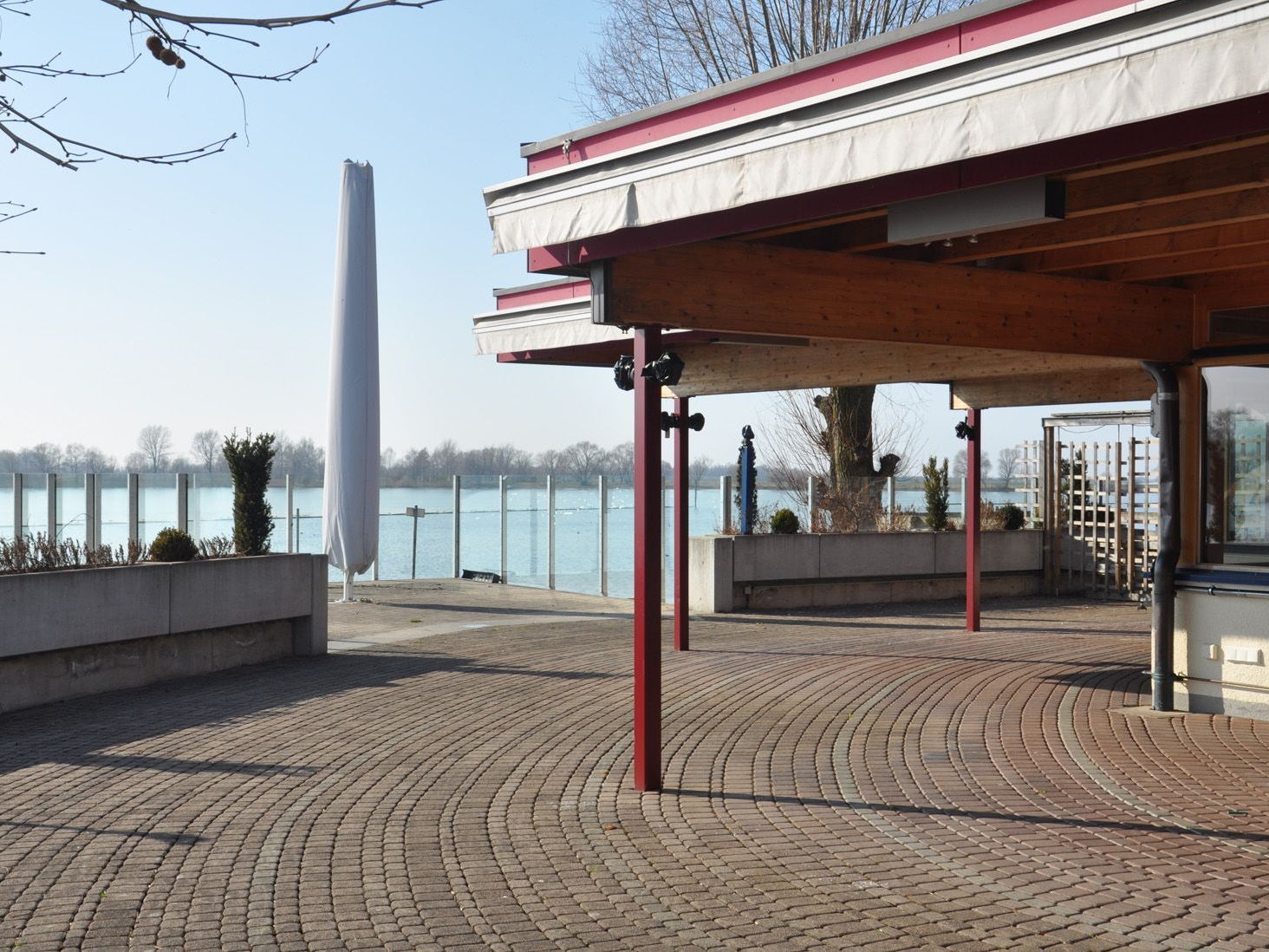 Die malerische Lage direkt am See macht die derzeit vakante "Mole" zum beliebten Restaurant. Die malerische Lage direkt am See macht die derzeit vakante "Mole" zum beliebten Restaurant.