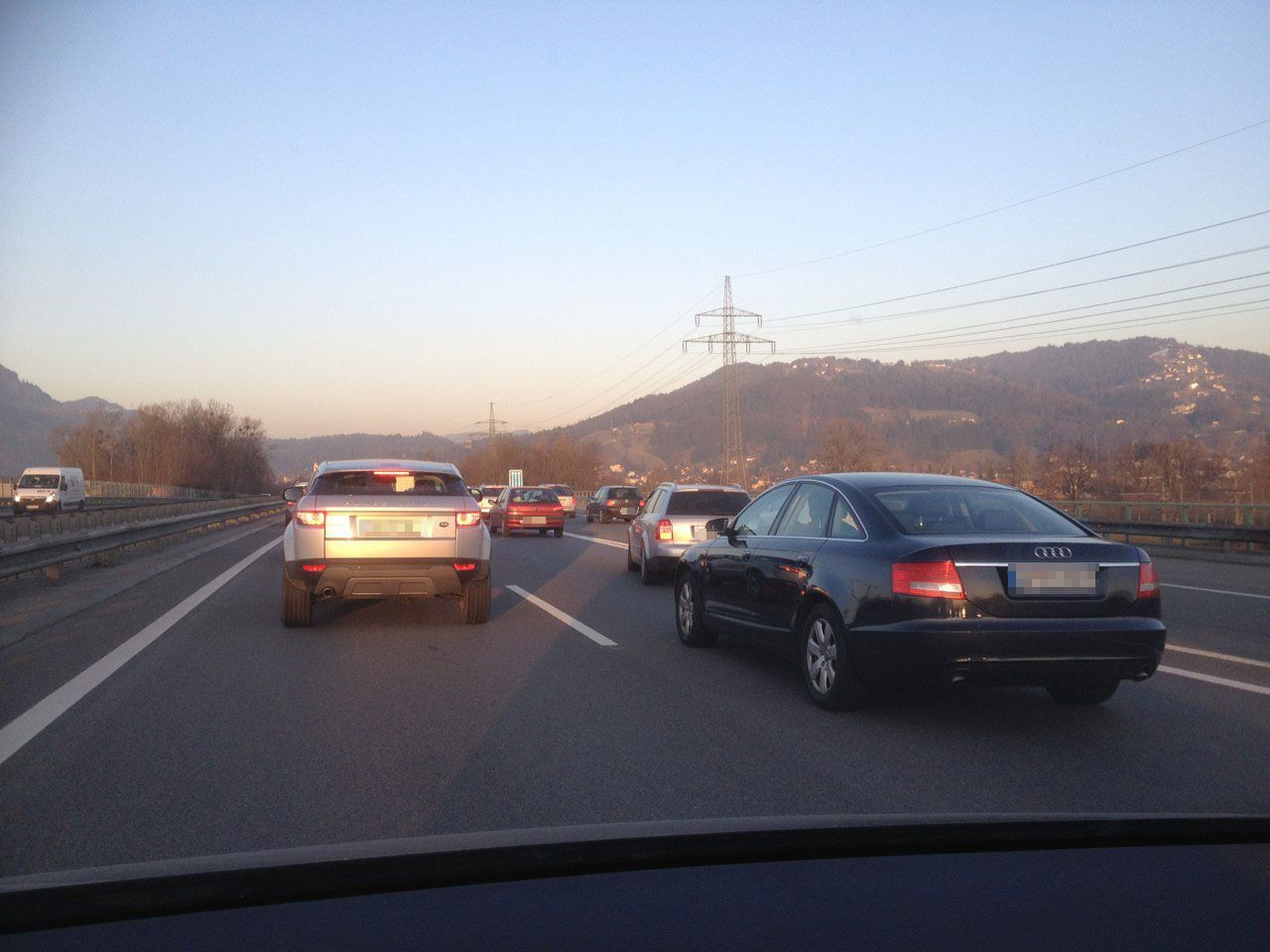 Und wieder sorgt der Feierabendverkehr am Freitag für Stau. Und wieder sorgt der Feierabendverkehr am Freitag für Stau.