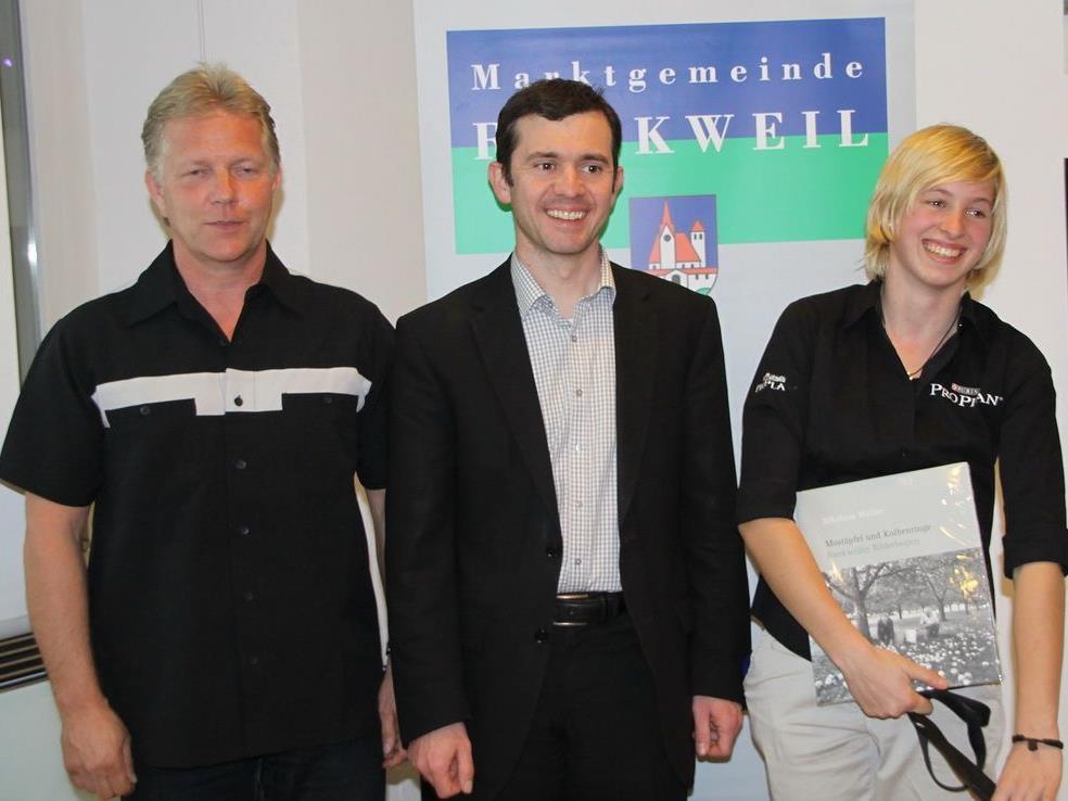 Weltmeisterin Lisa Frick und Eugen Finzgar erhielten das Goldene Ehrenzeichen der Marktgemeinde.