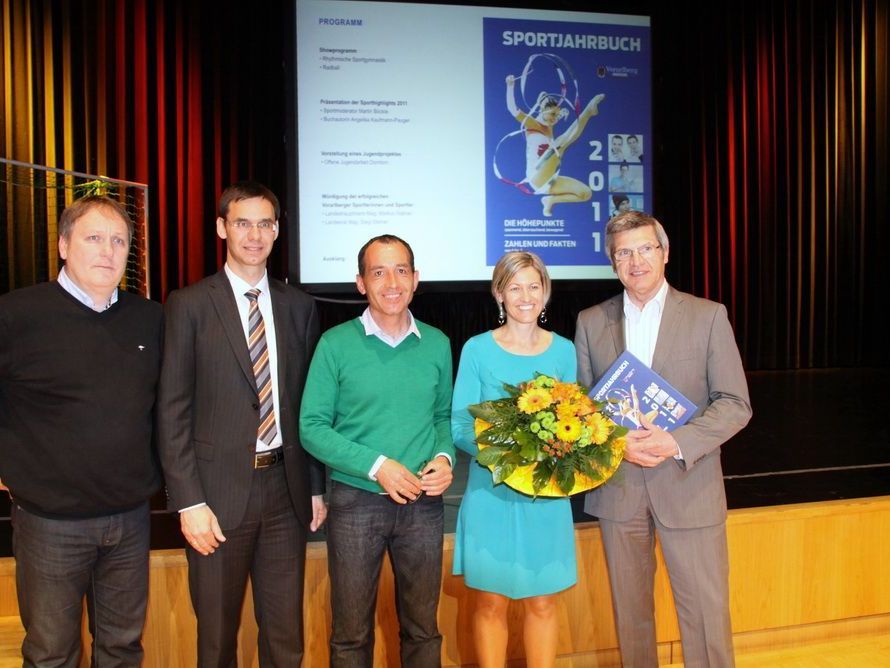 Als Dank für die erbrachten Leistungen gab es von der Prominenz das neue Sportjahrbuch. Als Dank für die erbrachten Leistungen gab es von der Prominenz das neue Sportjahrbuch.