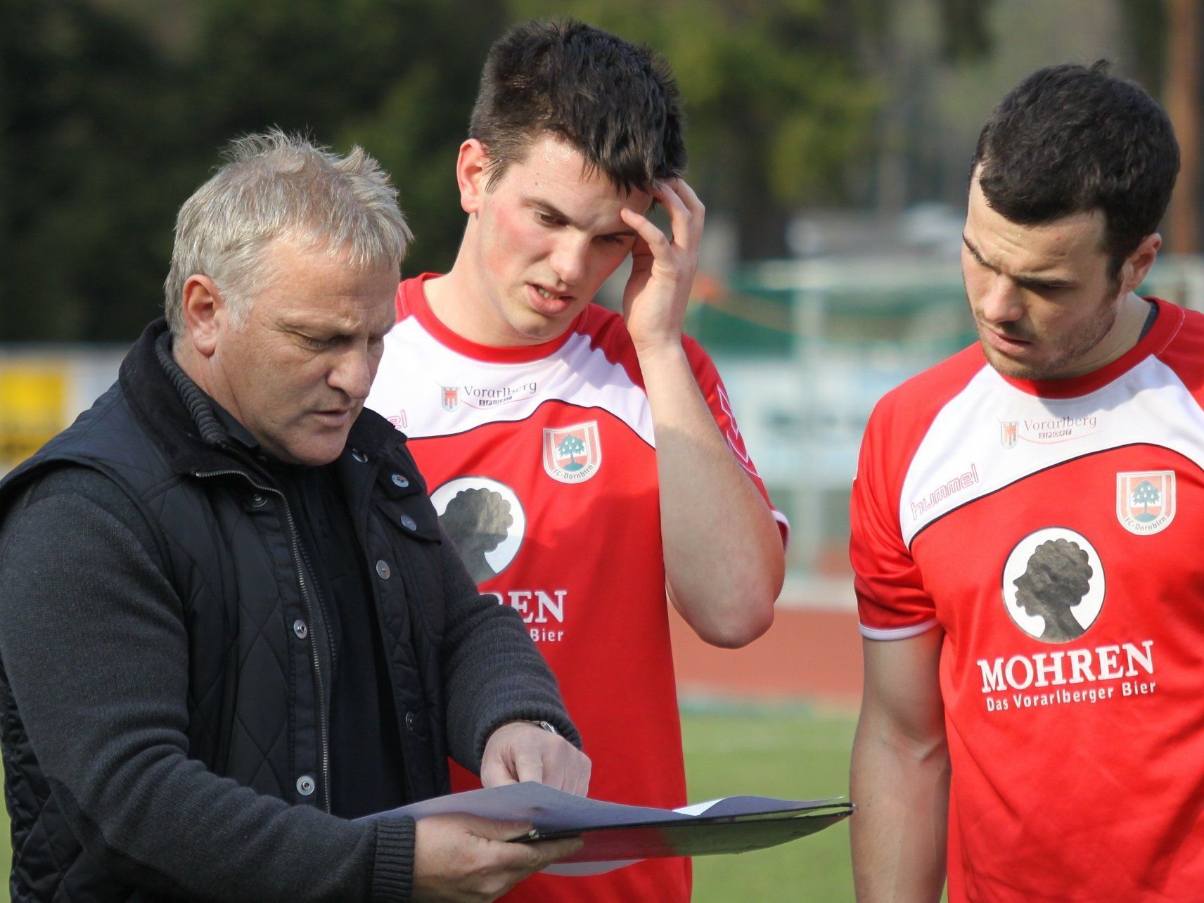 FC Mohren Dornbirn Erfolgscoach Peter Sallmayer im Gespräch mit "Hirschi" und Heidegger. FC Mohren Dornbirn Erfolgscoach Peter Sallmayer im Gespräch mit "Hirschi" und Heidegger.