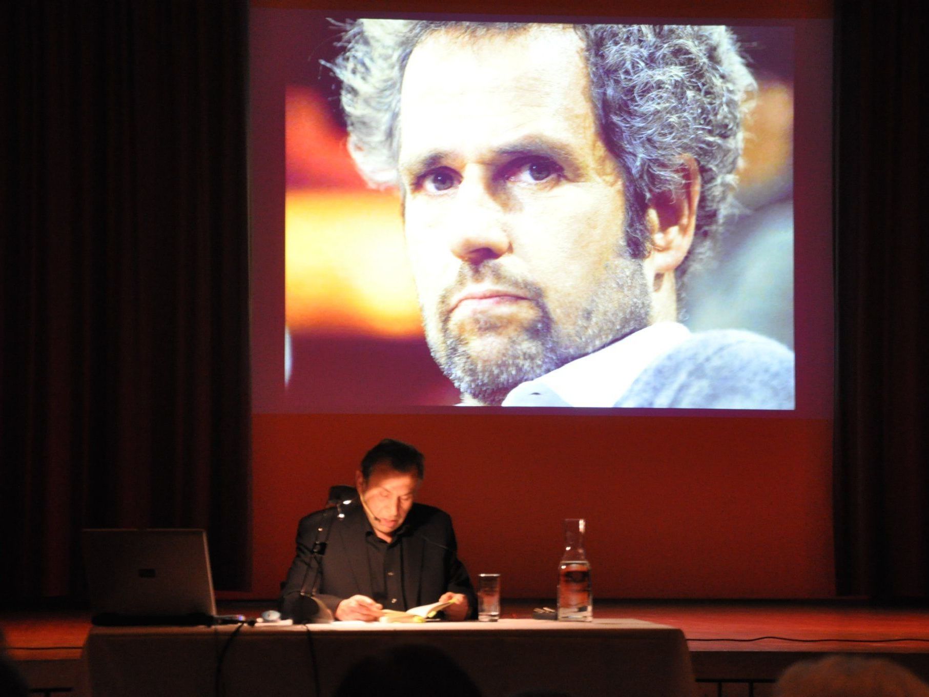 Hubert Dragaschnig liest aus dem Buch von Christoph Schlingensief Hubert Dragaschnig liest aus dem Buch von Christoph Schlingensief