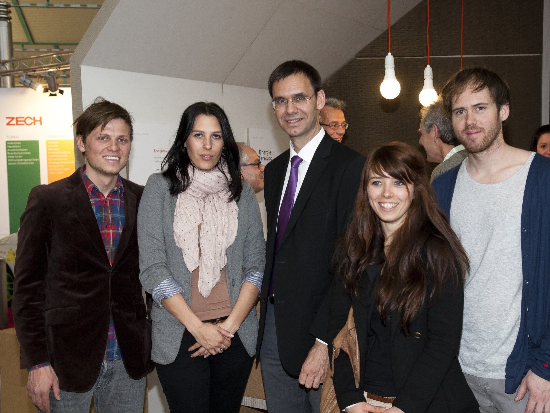 Im Mittelpunkt stand der Kontakt und der Austausch mit den Mitarbeiterinnen und Mitarbeitern, die für die im Energieautonomiedorf informierenden Institutionen und Betriebe tätig sind Im Mittelpunkt stand der Kontakt und der Austausch mit den Mitarbeiterinnen und Mitarbeitern, die für die im Energieautonomiedorf informierenden Institutionen und Betriebe tätig sind