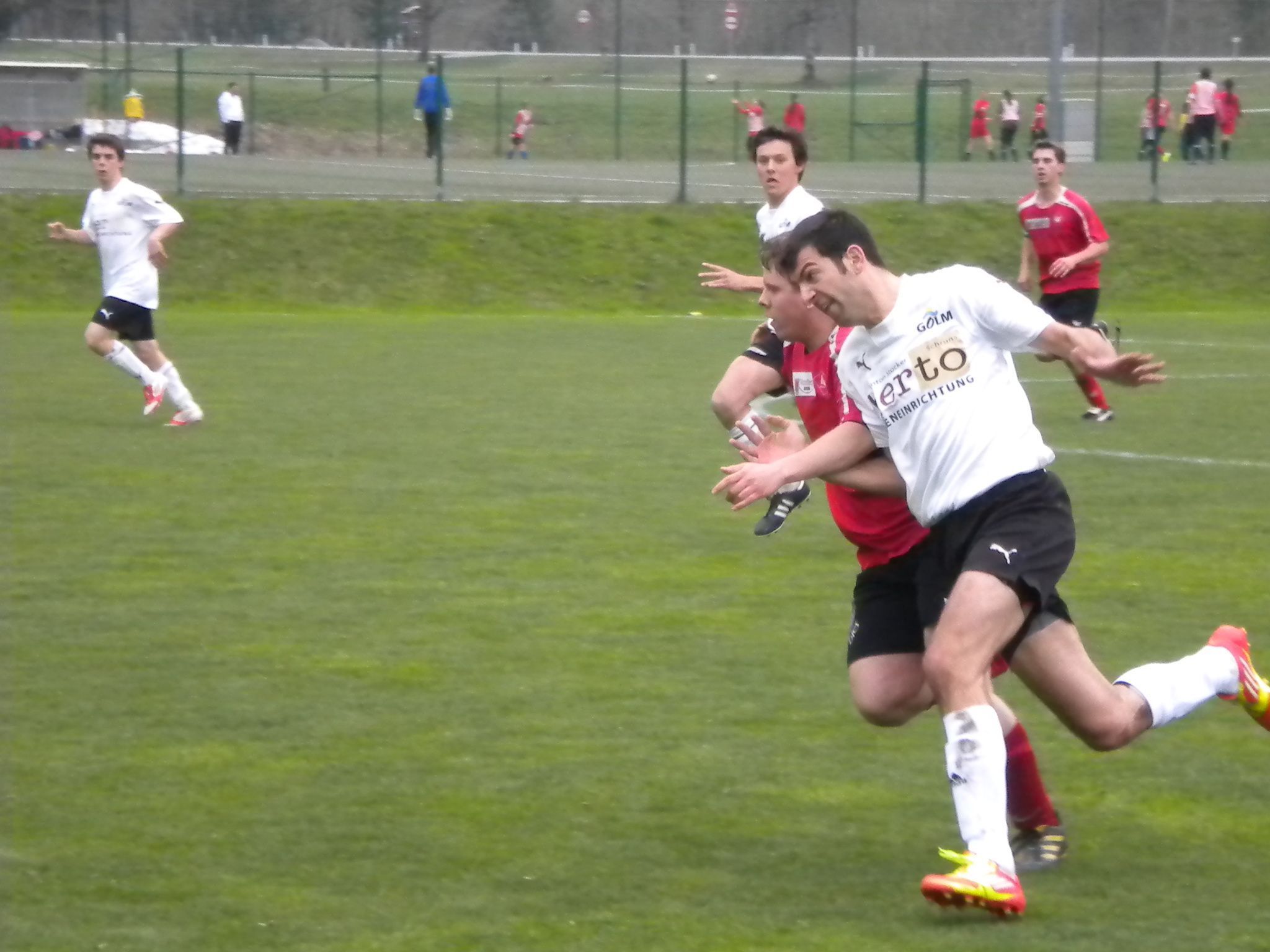 Andreas Engstler setzt sich im Zweikampf durch Andreas Engstler setzt sich im Zweikampf durch