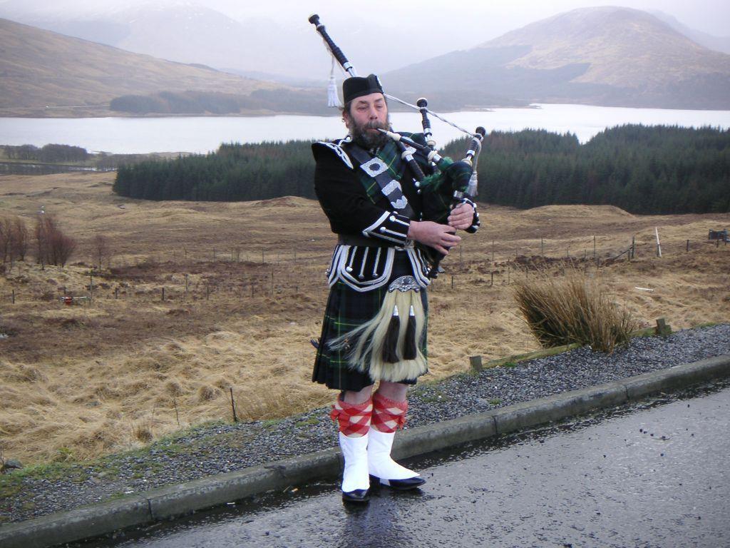 Ein Örtchen in Schottland erlaubt nur Bewohner über 45 Jahre. Ein Örtchen in Schottland erlaubt nur Bewohner über 45 Jahre.