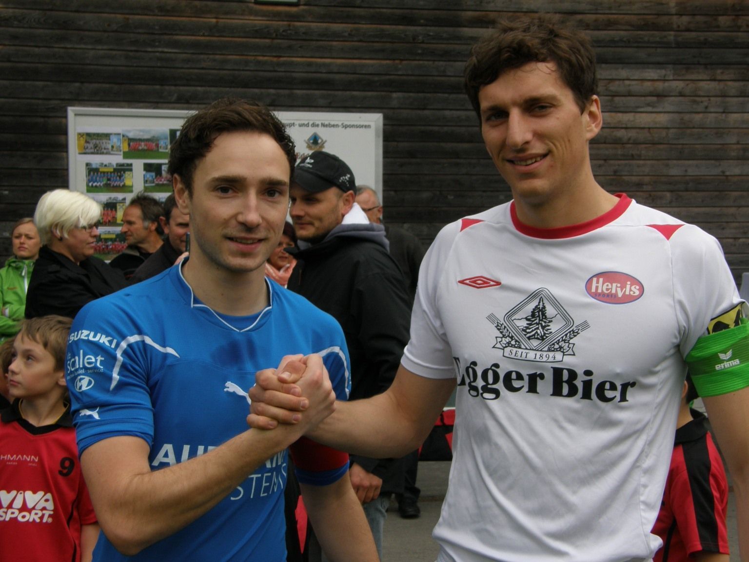 Freundschaftliches Shake-Hands zwischen den Spielführern Daniel Schneider (re.) und René Schedler.