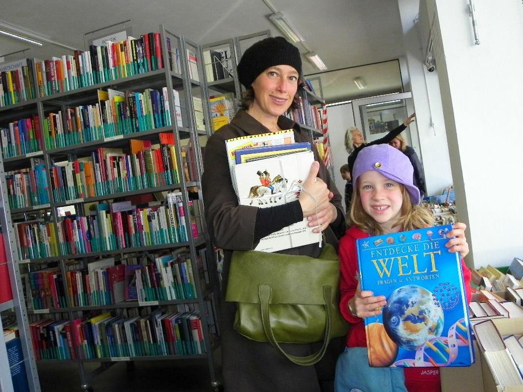 Auch Paulina schmökert mit ihrer Mama im Büchereiflohmarkt