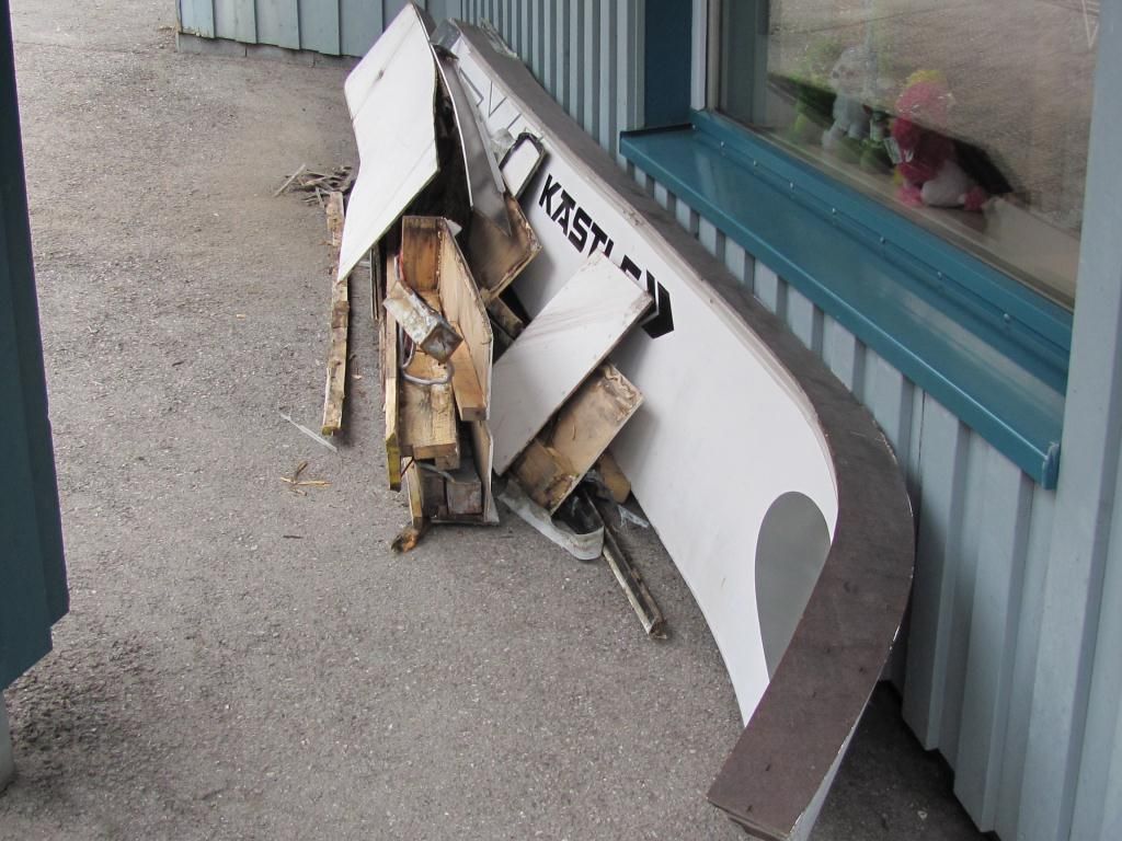 Damüls: Mega-Ski von Fassade gerissen. Damüls: Mega-Ski von Fassade gerissen.