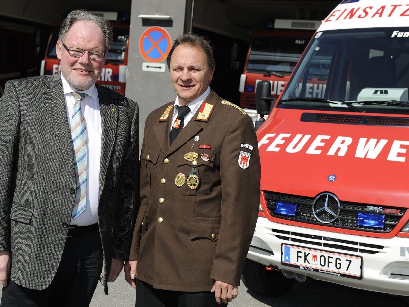 Bürgermeister Werner Huber mit Feuerwehrkommandant Eugen Böckle. Bürgermeister Werner Huber mit Feuerwehrkommandant Eugen Böckle.