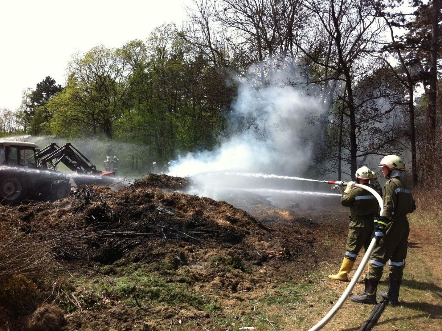 Zehn Feuerwehren mussten Deponiebrand in Grafenwörth löschen