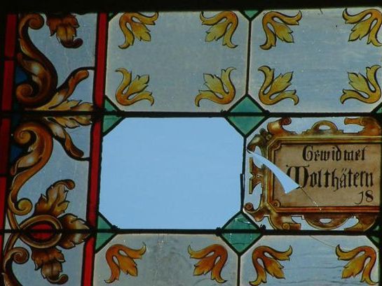 Dieses Fenster an der Straßer Pfarrkirche wurde beschädigt Dieses Fenster an der Straßer Pfarrkirche wurde beschädigt
