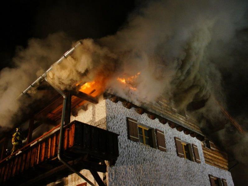 Dachstuhl von Einfamilienhaus stand in Flammen.