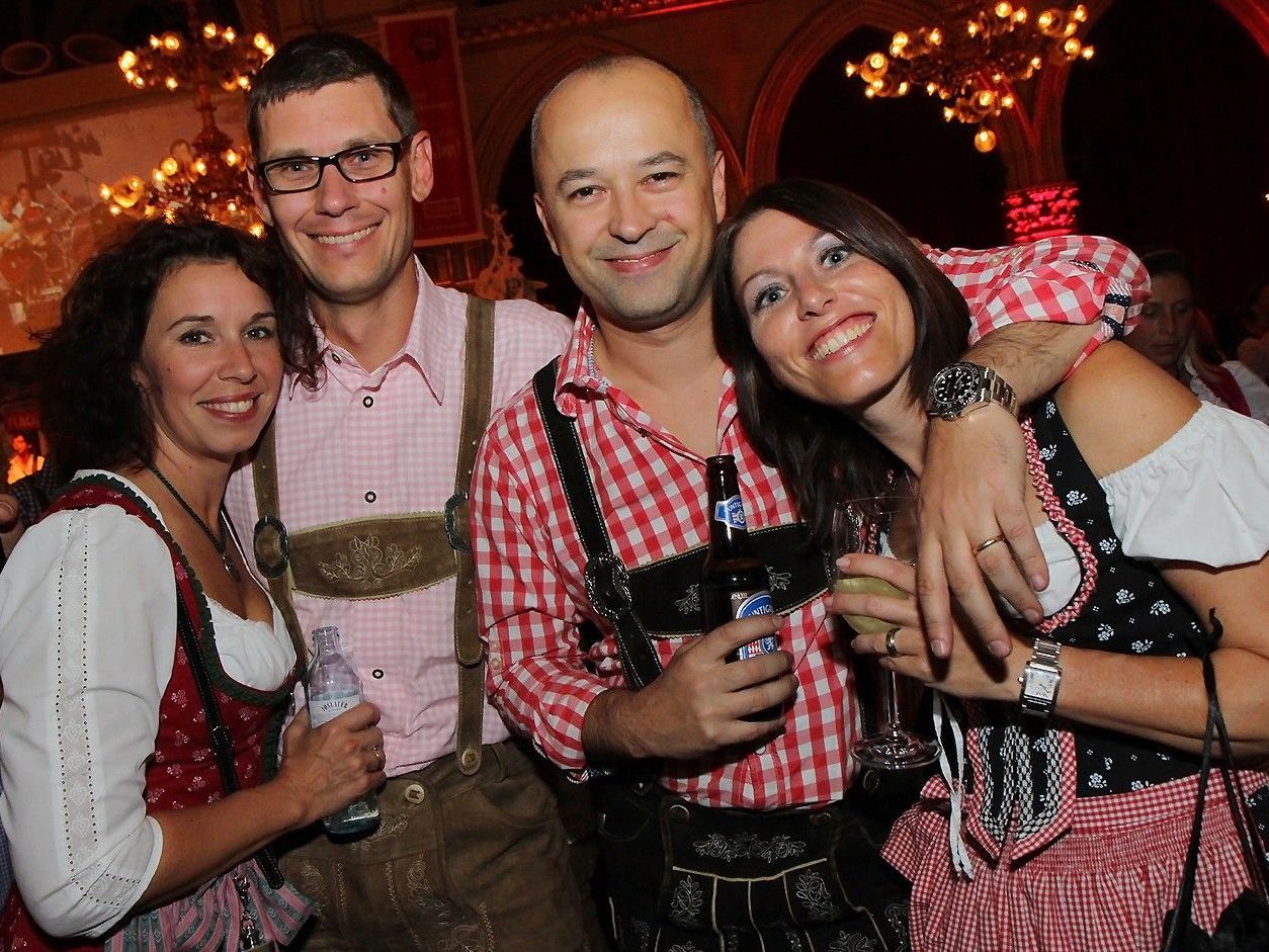 Mit ein bisschen Glück kann man bei Vienna.at noch Karten für den Almdudler Trachtenpärchenball gewinnen. Mit ein bisschen Glück kann man bei Vienna.at noch Karten für den Almdudler Trachtenpärchenball gewinnen.