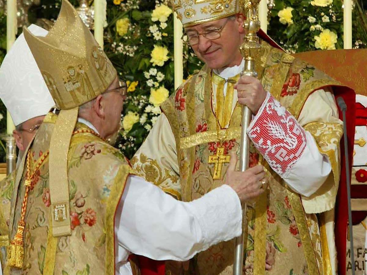 Alterzbischof Georg Eder (l.) überreicht den Hirtenstab an den Salzburger Erzbischof Alois Kothgasser im Dom.