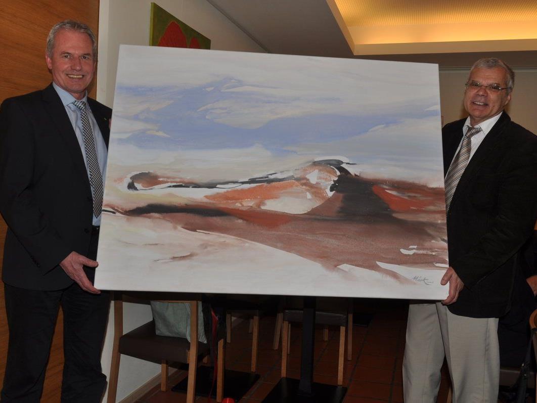 Bgm. Gottfried Brändle überreichte Dr. Roland Kopf als Zeichen des Dankes ein Gemälde von Lothar Märk.