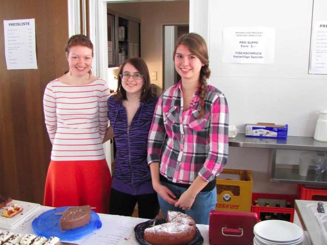 Die Firmlinge Angelika, Lisa und Anja halfen tatkräftig beim Suppentag mit