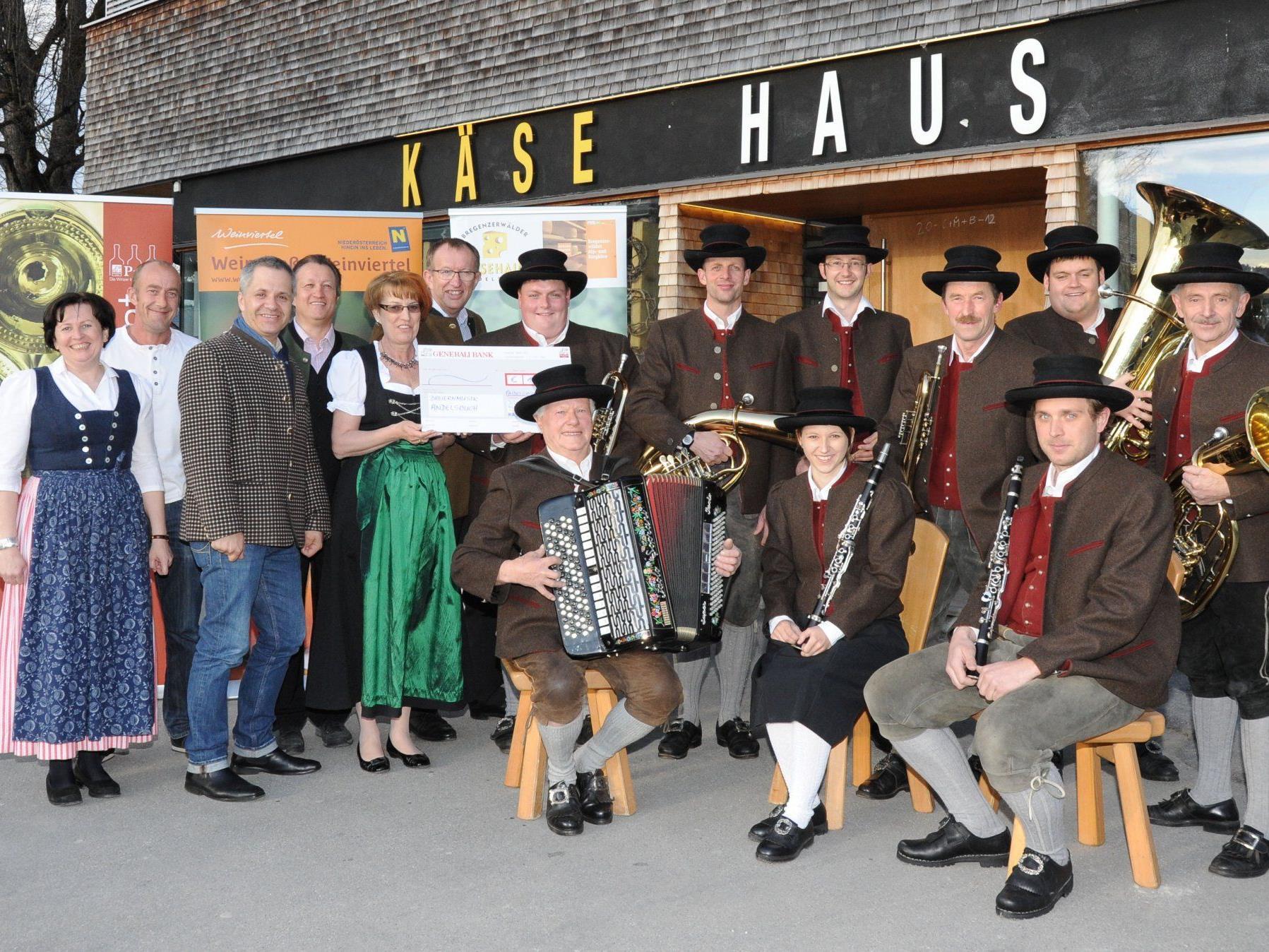 Sponsoren aus dem Weinviertel und Bregenzerwald honorieren die Leistungen der Bauernmusik Andelsbuch mit einem Beitrag für neue Trachtenjacken.