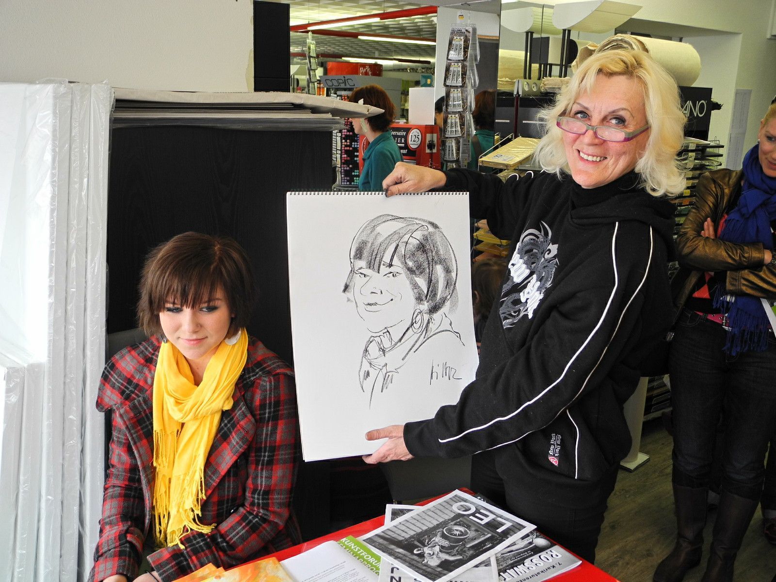 Hildegard Unterweger (rechts) mit der von ihr gezeichneten Karikatur von Rebekka Friedl Hildegard Unterweger (rechts) mit der von ihr gezeichneten Karikatur von Rebekka Friedl