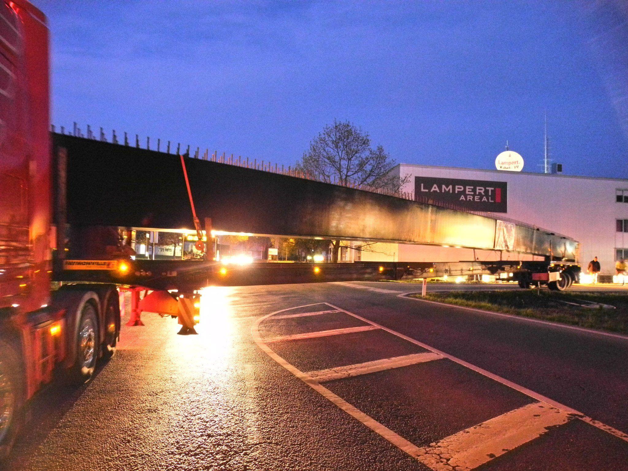 Nicht immer ganz einfach war der Transport des 34,4 m langen Kastenträger für die neue Frutzbrücke, im Bild der Schwertransport bei der Autobahnabfahrt in Rankweil