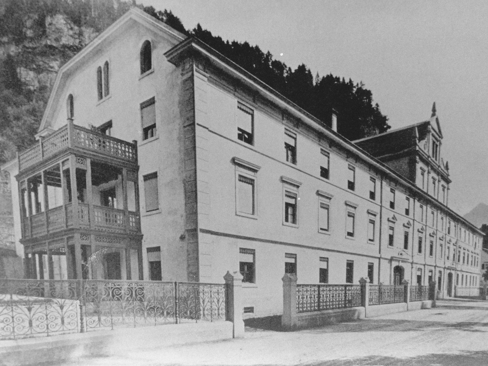 Das Stadtspital von Feldkirch zwischen der Bahnlinie und der Walgaustraße wurde 1876 eröffnet.