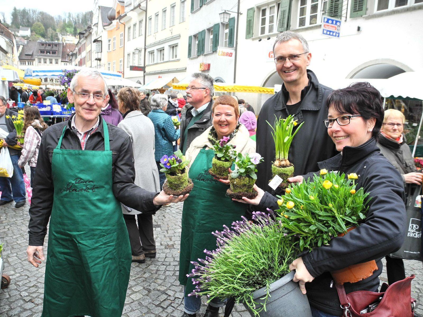 (l.) "Quadro Ernst" und seine Kollegin Karin Fink verteilten im Namen der Stadt Oster-Blumen-Grüße an die Marktbesucher
