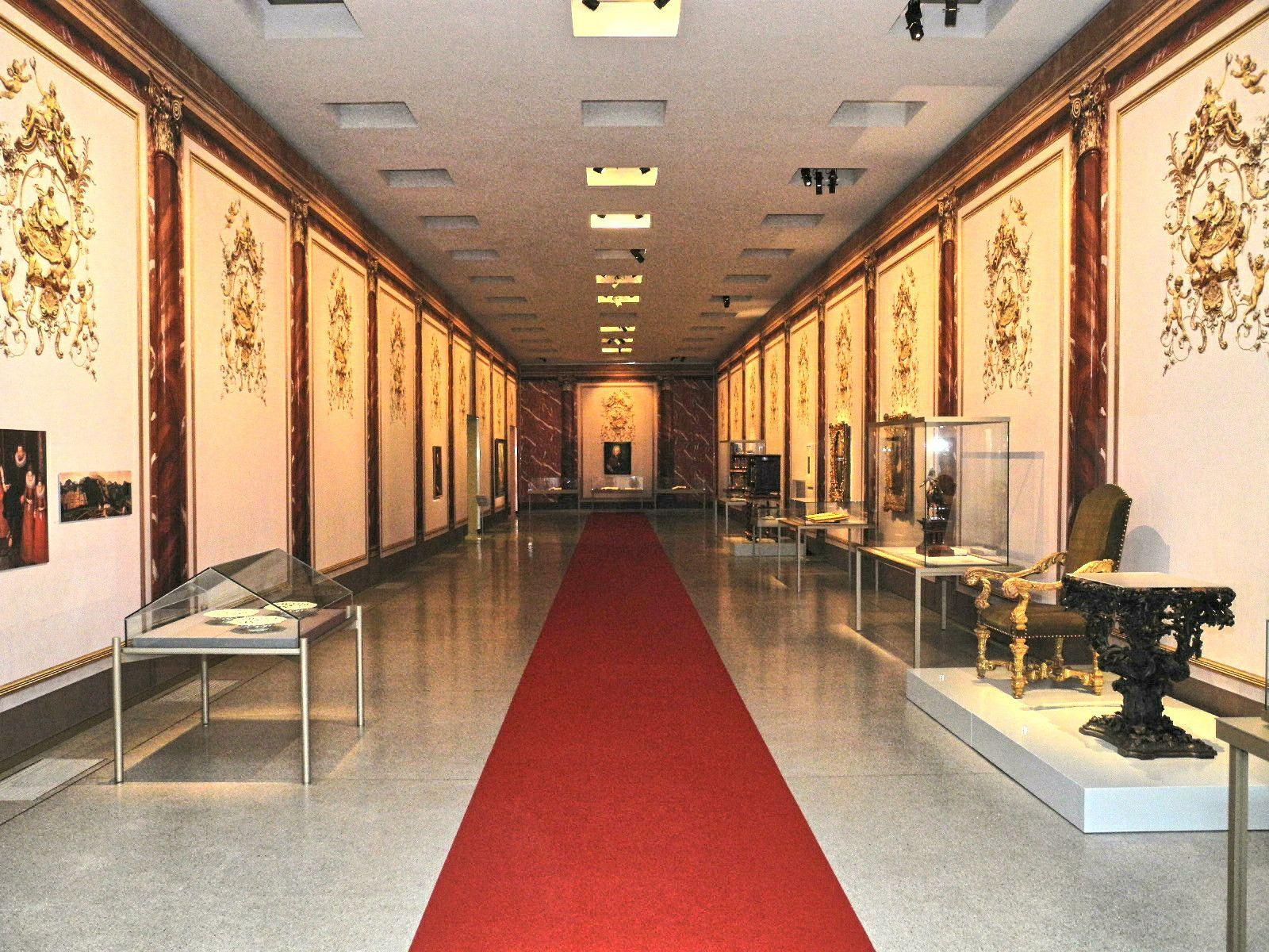 Der rote Teppich dient als Faden durch die Geschichte das Werden des Fürstentum Liechtenstein im Landesmuseum