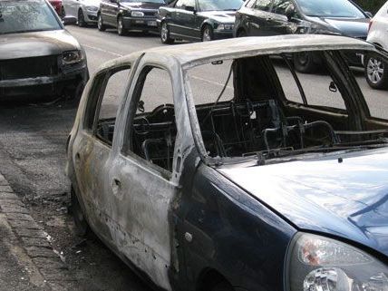 Zwei Autos wurden in Wien-Penzing von Brandstiftern angezündet. Zwei Autos wurden in Wien-Penzing von Brandstiftern angezündet.