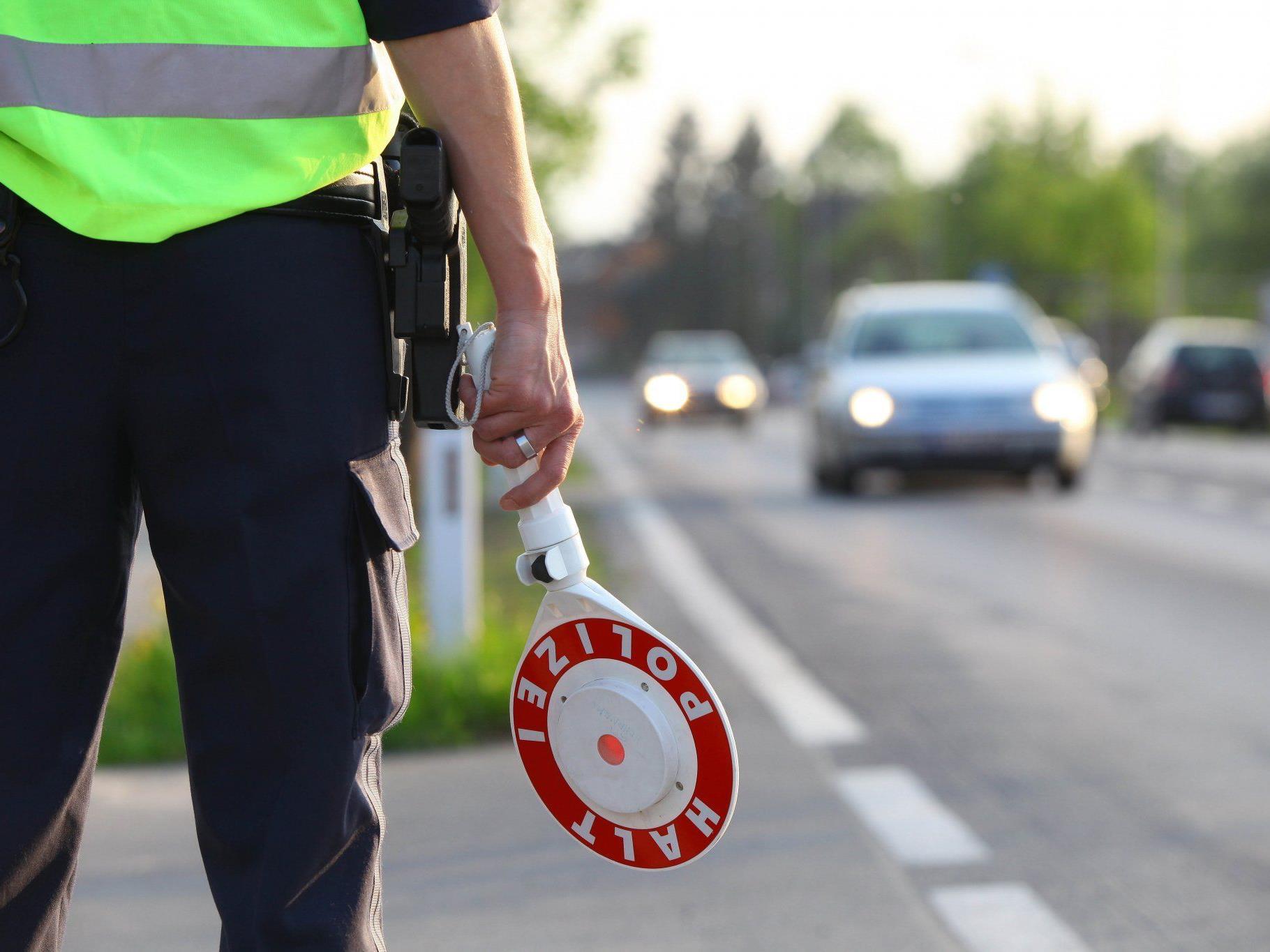 Der 52-jährige Verkehrspolizist soll Strafgelder – beispielsweise von Geschwindigkeitskontrollen – nicht ordnungsgemäß abgeführt haben.