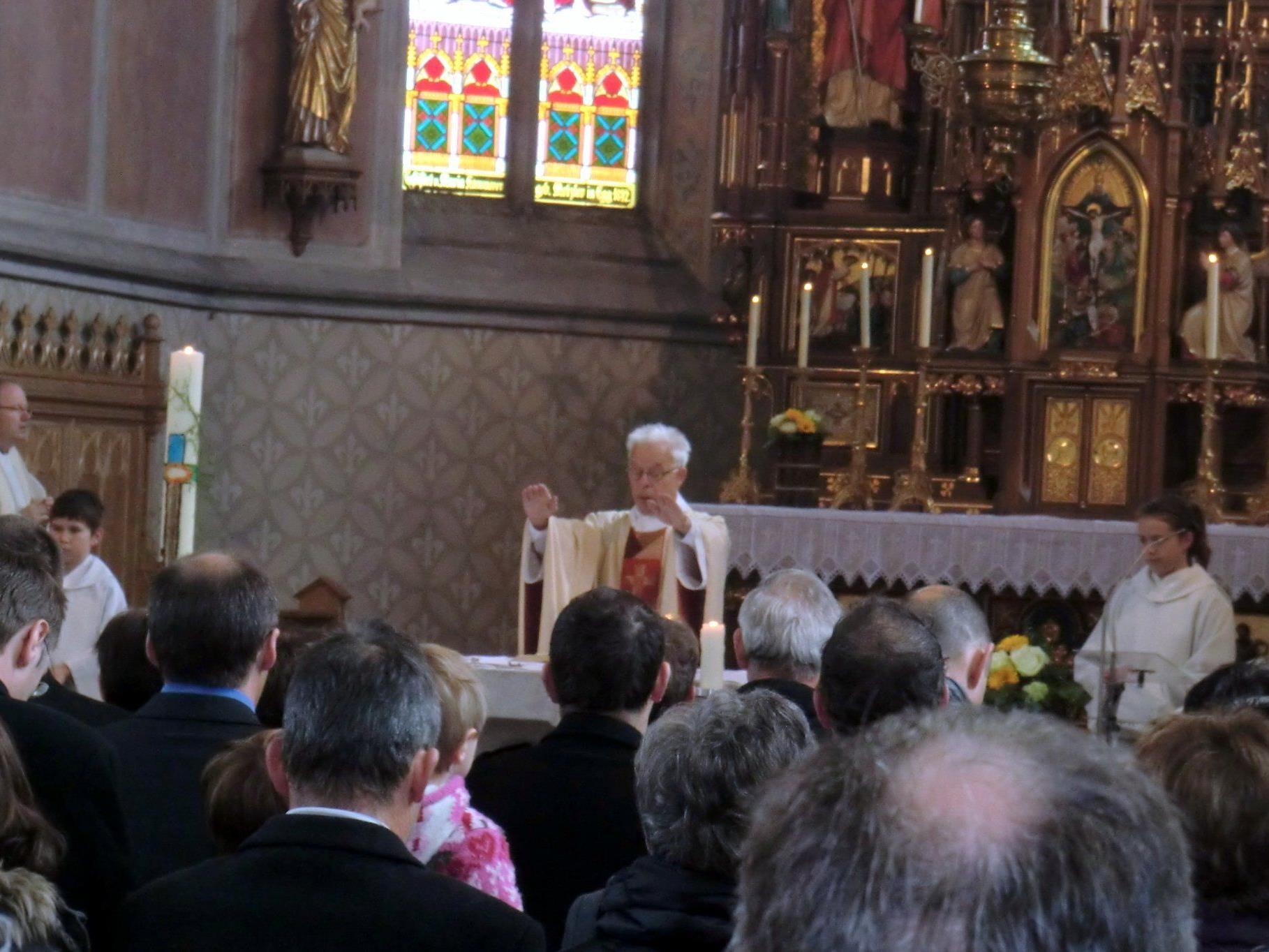 Pfarrer Ferdinand Hiller ruft den Segen Gottes für alle Anwesenden herab