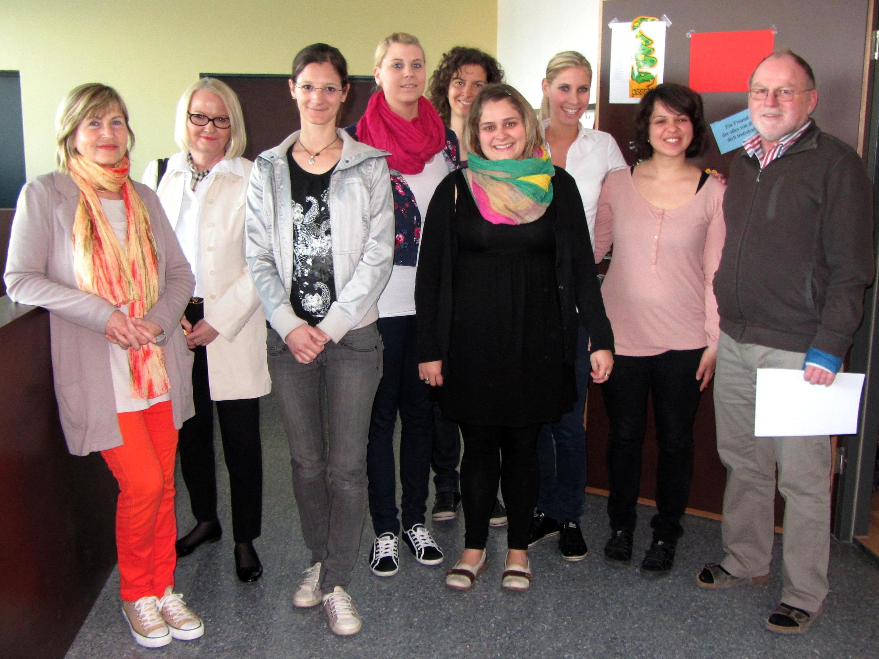 Christa Hagen (VMS Hörbranz), Elfi Sturm (PH Praxisbetreuerin), Marina Blenke, Jessica Resch, Miriam Alge, Magdalena Bischof, Sarah Milz, Yasemin Meteer, Dir. Martin Jochum (VMS Hörbranz) (von links) Christa Hagen (VMS Hörbranz), Elfi Sturm (PH Praxisbetreuerin), Marina Blenke, Jessica Resch, Miriam Alge, Magdalena Bischof, Sarah Milz, Yasemin Meteer, Dir. Martin Jochum (VMS Hörbranz) (von links)
