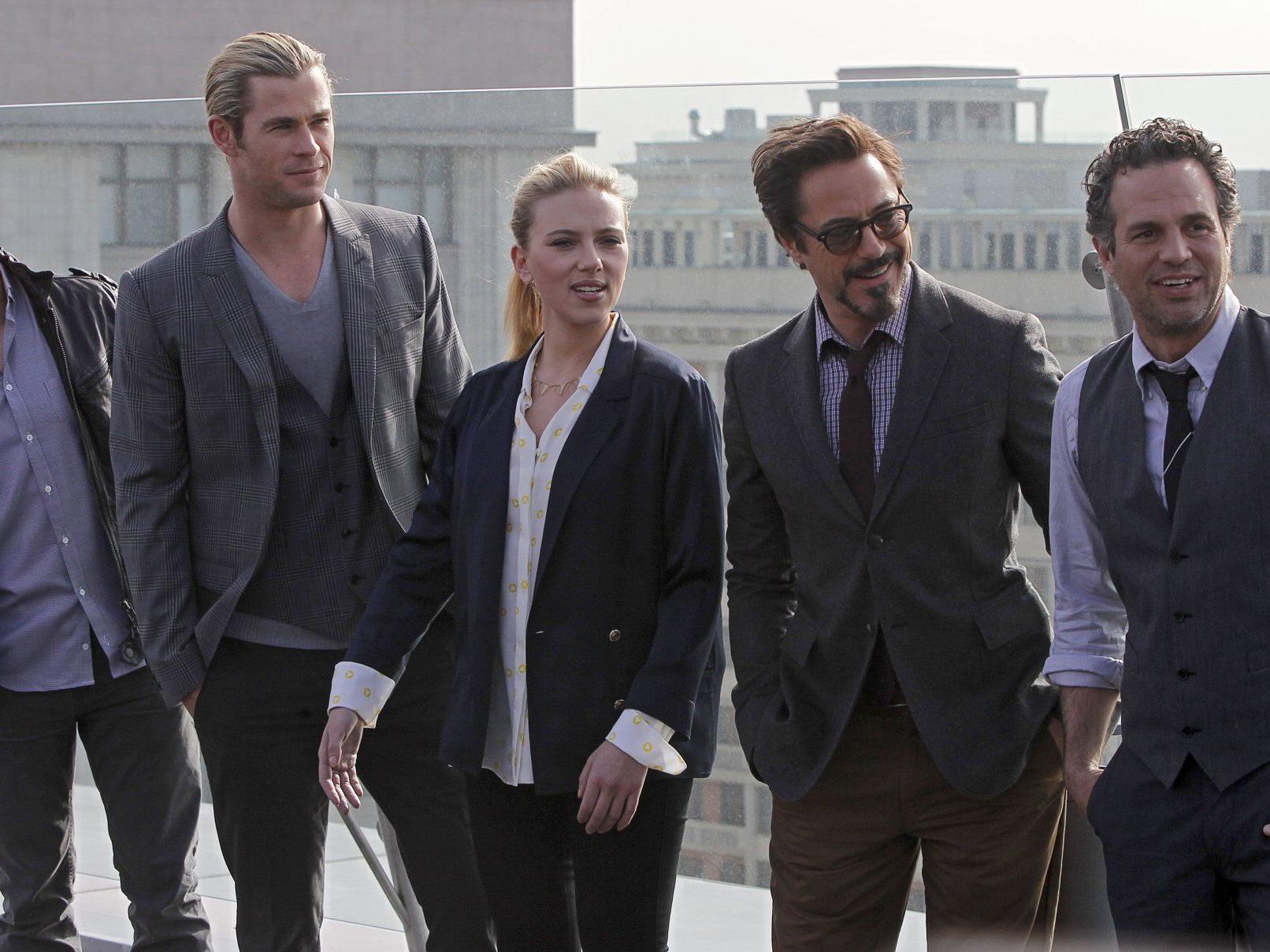 "The Avengers": Jeremy Renner, Chris Hemsworth, Scarlett Johansson, Robert Downey Jr. und Mark Ruffalo posieren für die Fotografen. "The Avengers": Jeremy Renner, Chris Hemsworth, Scarlett Johansson, Robert Downey Jr. und Mark Ruffalo posieren für die Fotografen.