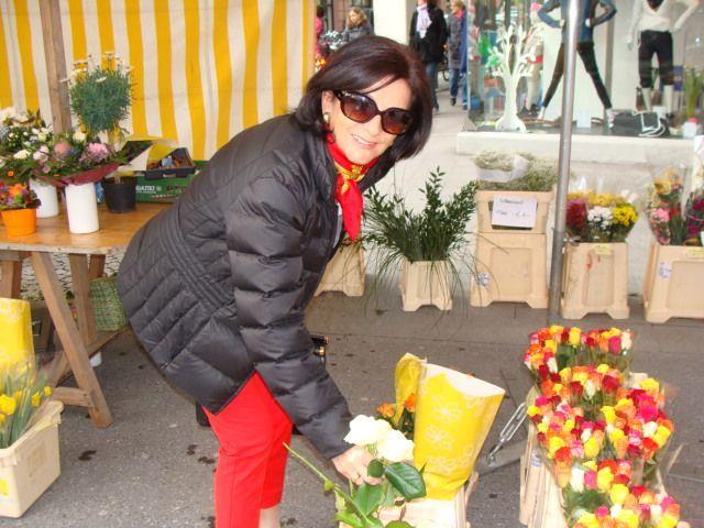 Veronika beim Blumenkauf