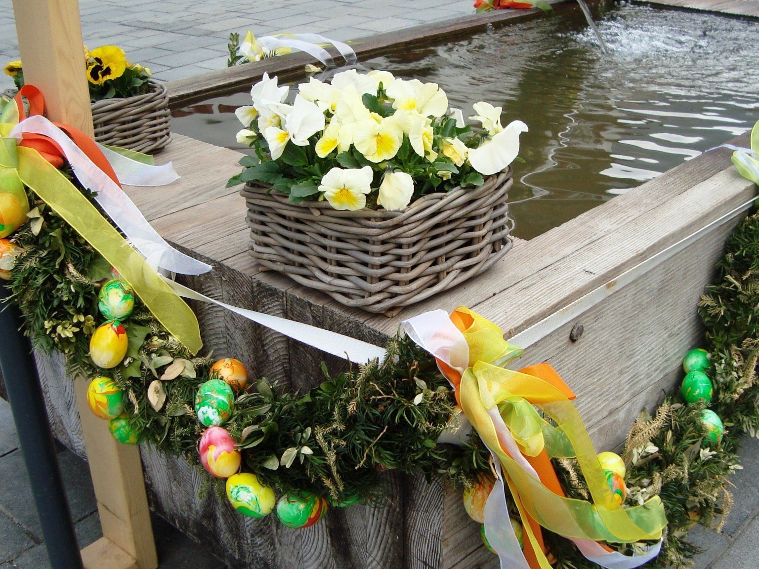 Die Kinder vom Kindergarten schmückten den Osterbrunnen Die Kinder vom Kindergarten schmückten den Osterbrunnen