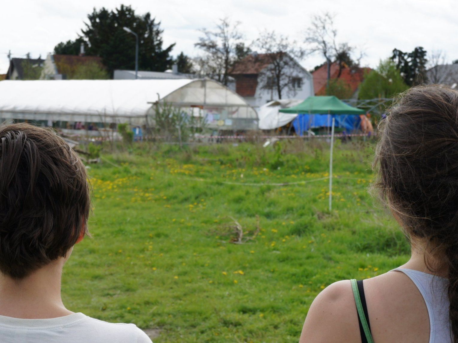 Fräulein Himbeer und Fräulein Ingwer und das besetzte Feld in Floridsdorf. Mittig: Die Kommandozentrale im Glashaus Fräulein Himbeer und Fräulein Ingwer und das besetzte Feld in Floridsdorf. Mittig: Die Kommandozentrale im Glashaus