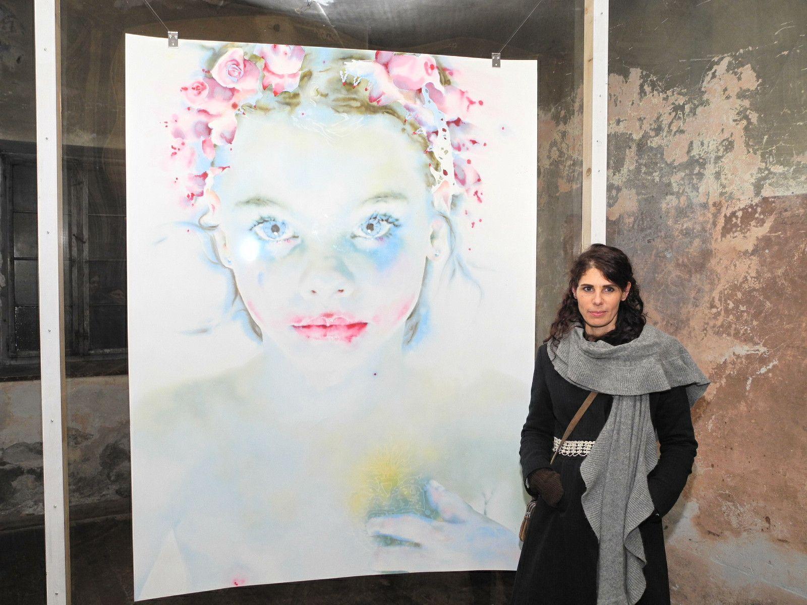 Hanna Nitsch zeigt in der Johanniterkirche die Installation "Elisabeth", die Künstlerin mit dem Bild ihrer Tochter Eleisabeth