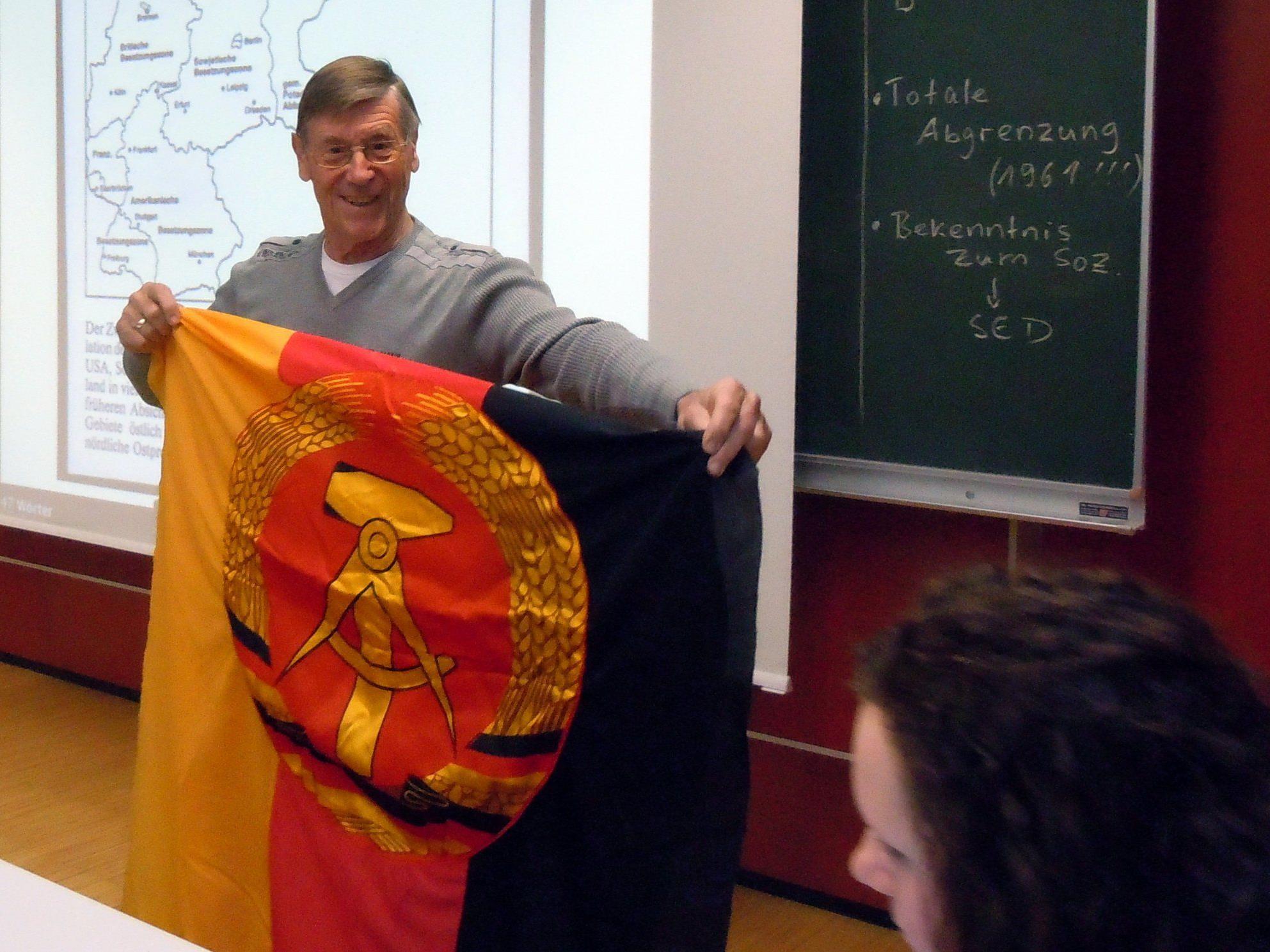 Gerulf Lenz erklärt die DDR - Fahne